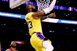 爱游戏娱乐-火箭碾压76人，詹姆斯刷新纪录