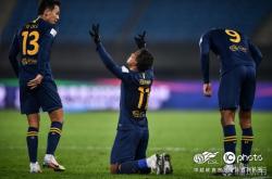 爱游戏下载-包含江苏苏宁客场逼平广州富力，积分榜上升的词条