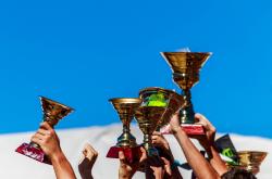 爱游戏娱乐-包含球队逆势逐鹿，一路向前展现出色表现的词条