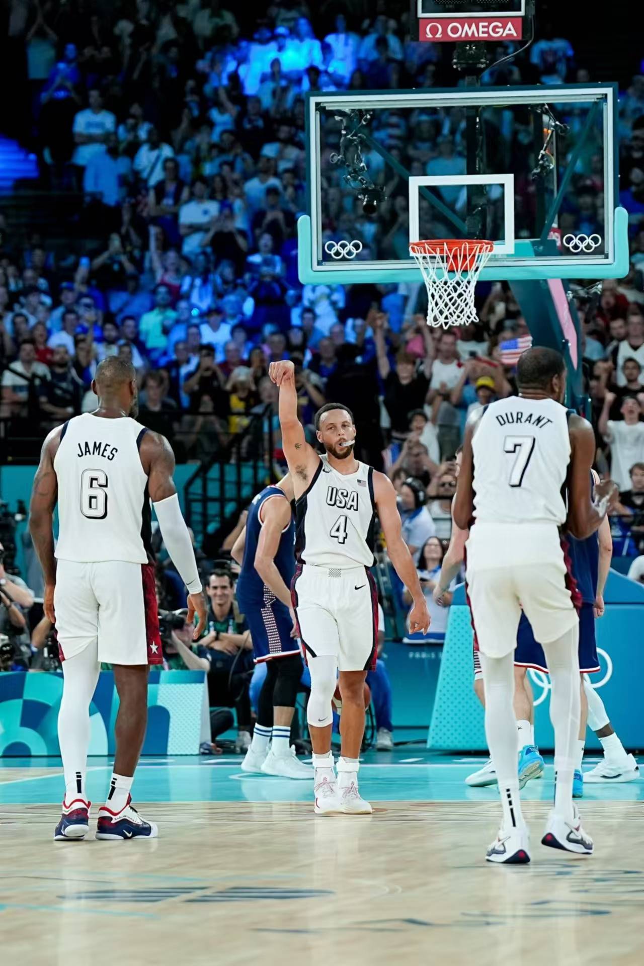 美国男篮防守不漏失手篮板球强势取胜