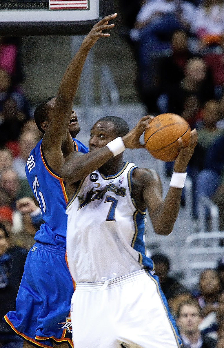 美国男篮防守不漏失手篮板球强势取胜