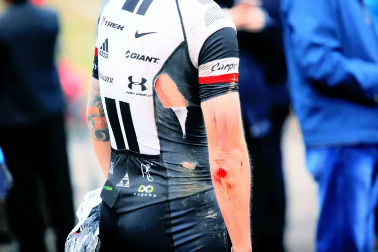 西班牙自行车选手斩获铁人三项金牌