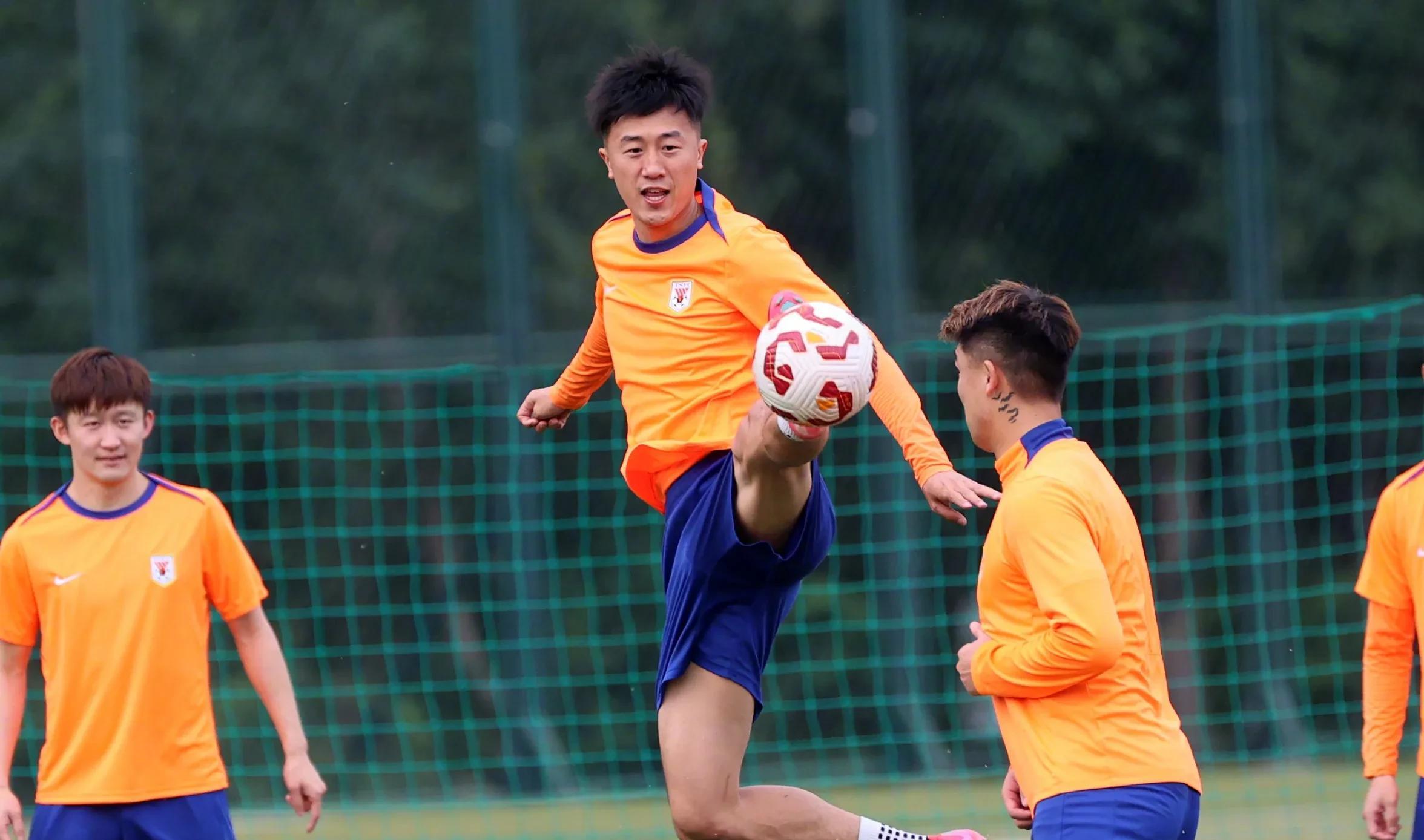 关于山东鲁能主场击败天津泰达，保持不败纪录的信息