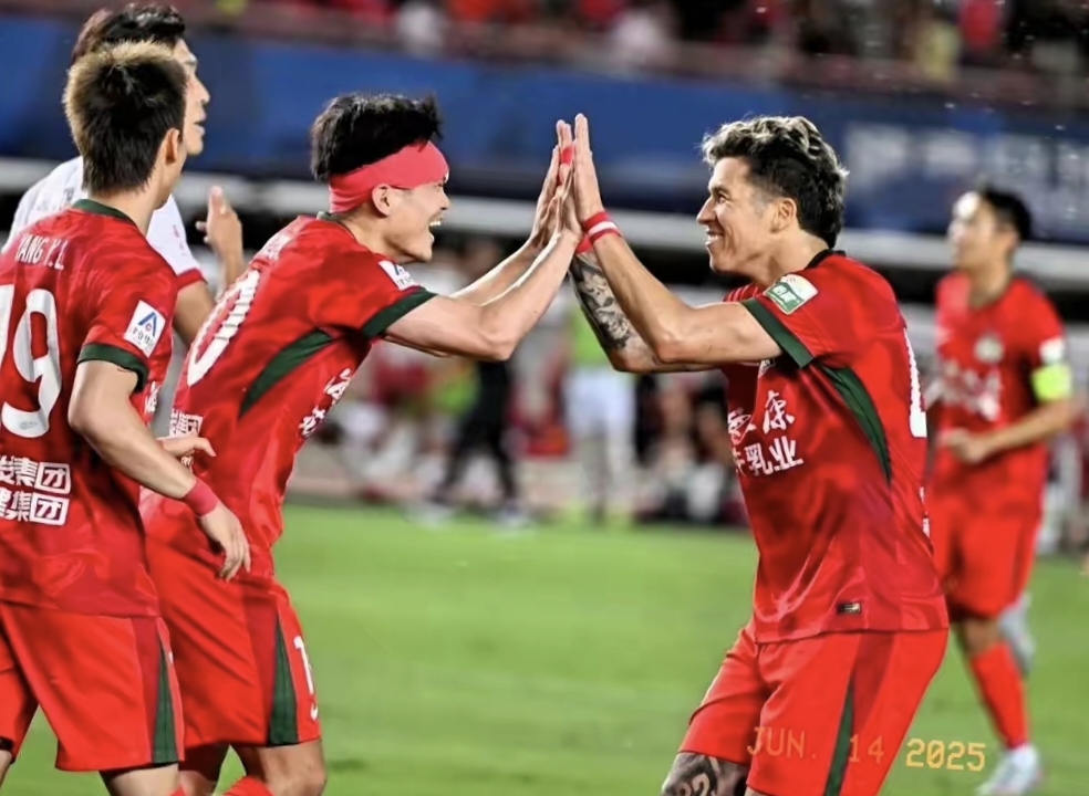 双方球队在场上如火如荼,势均力敌 双方球队在场上如火如荼,势均力敌