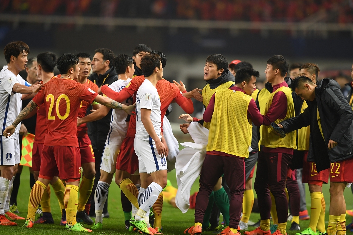 双方球队在场上如火如荼,势均力敌 双方球队在场上如火如荼,势均力敌