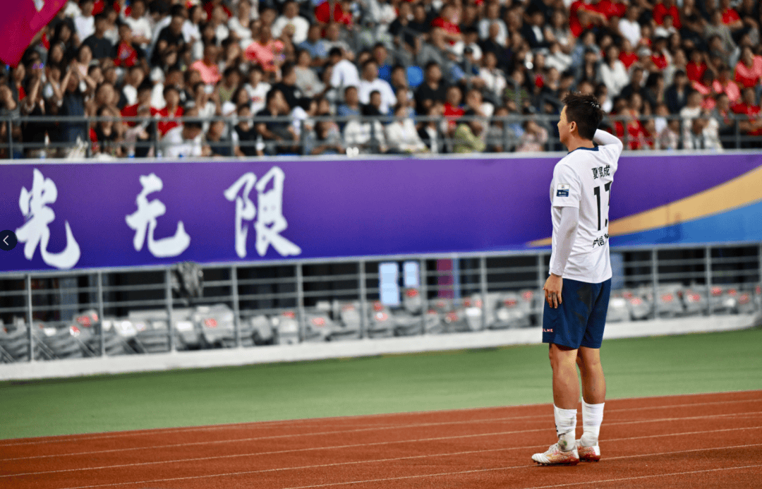 拼搏奋斗！两队球员争夺胜利无惧困难