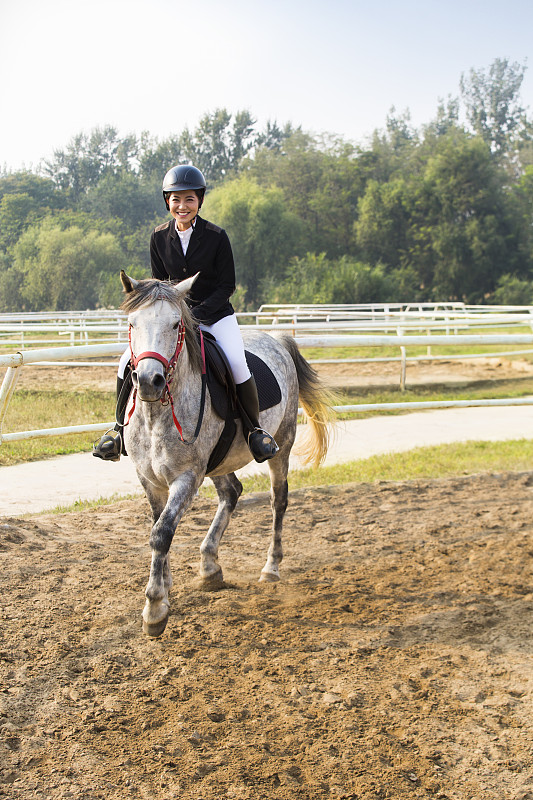 摩洛哥选手在马术比赛中取得佳绩