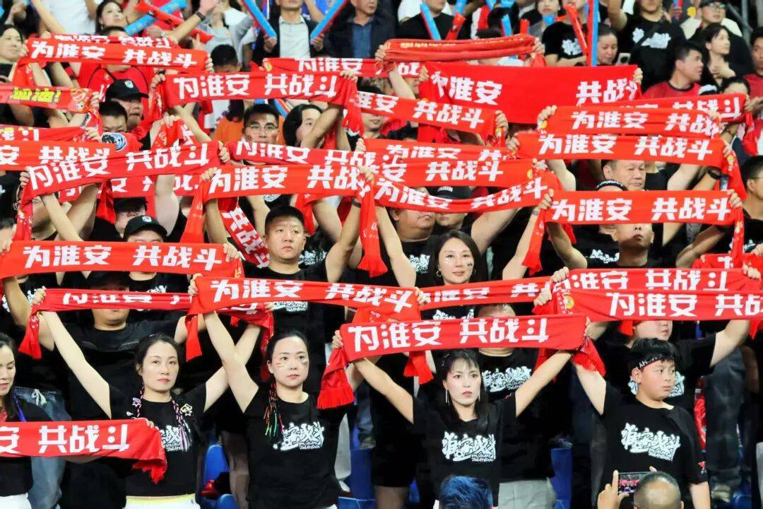 足球联赛热浪席卷，球迷热情高涨的简单介绍