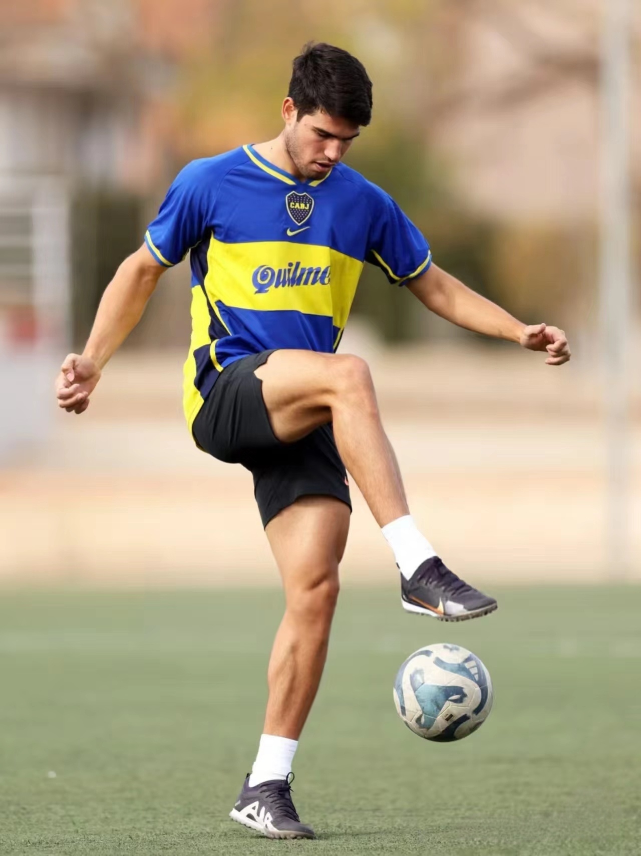 包含西班牙球员快速奔跑，斩获重要进球的词条