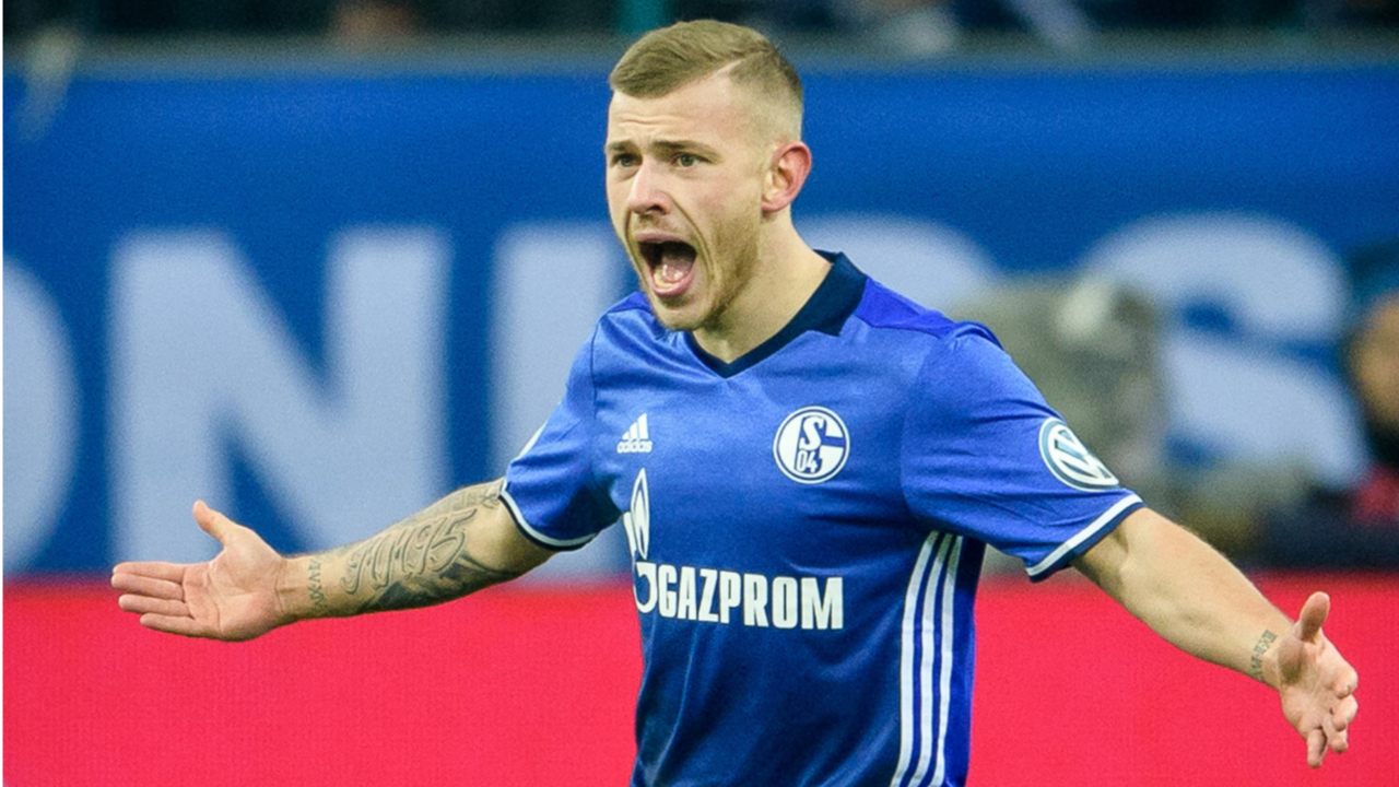 包含沙尔克在主场王者归来取得胜利的词条