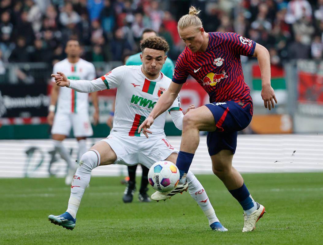 球员实力对决，球队势均力敌，场面上演激烈交锋的简单介绍