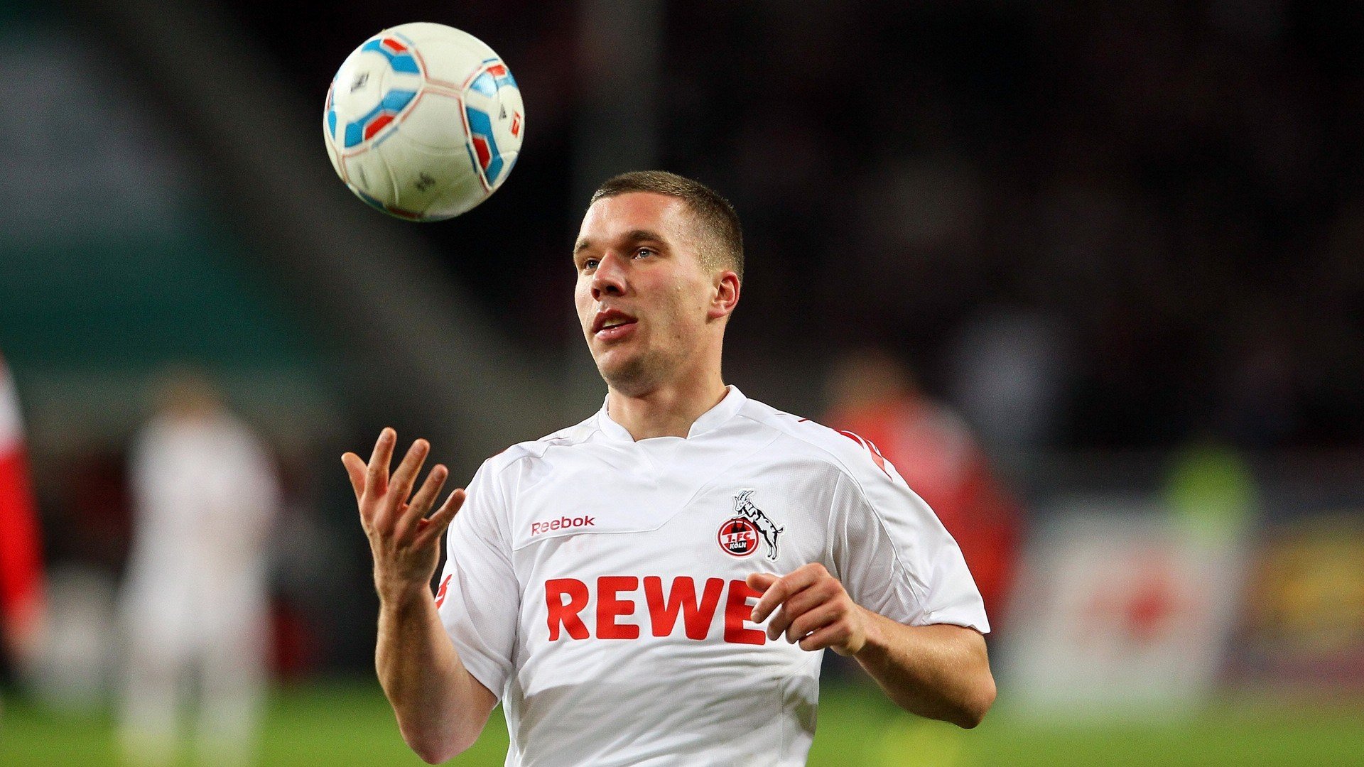 世界杯焦点战与CBA劲旅，体育精神的跨界共鸣