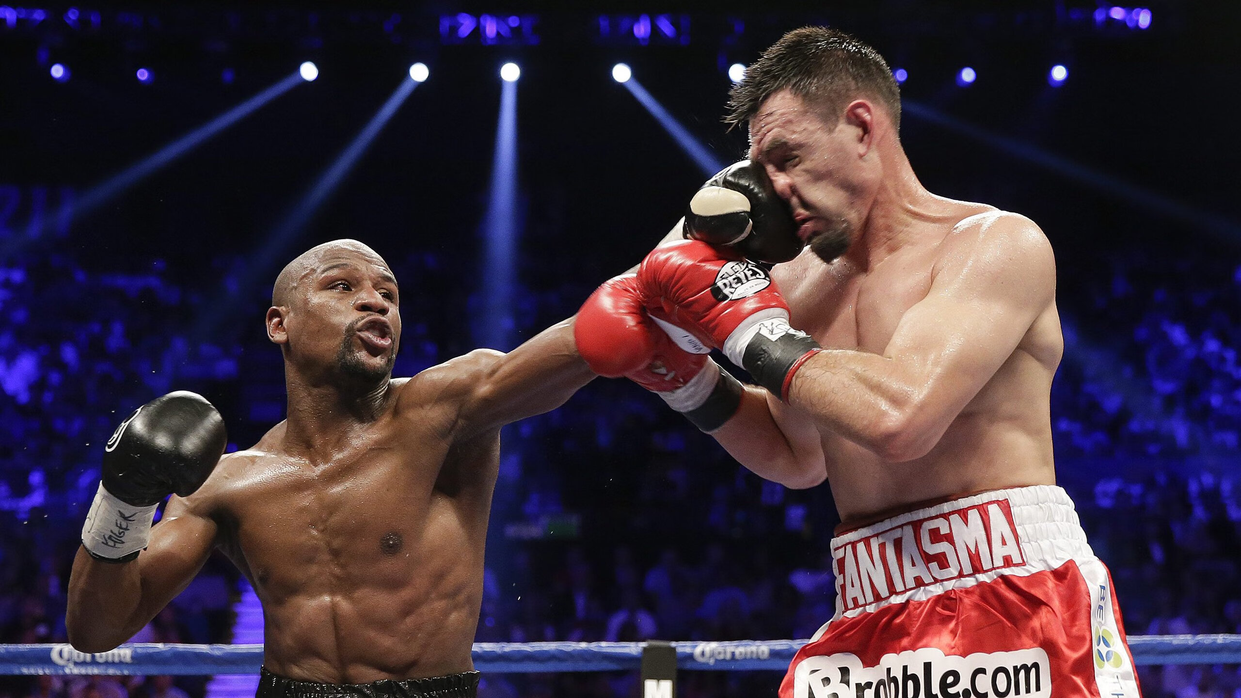 欧冠淘汰赛之夜，布克连续得分拉开差距—当篮球与足球的激情在命运中交织